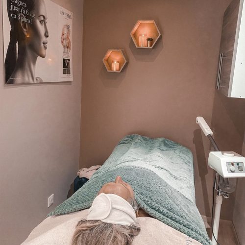 personne allongée sur une table de massage chauffante